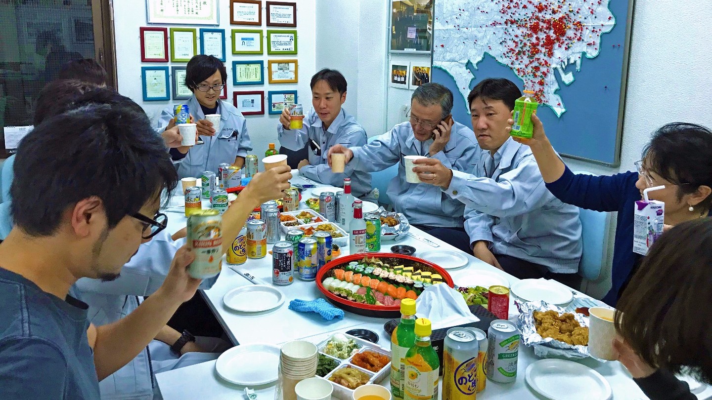 社内にて新入社員歓迎会！！お寿司にから揚げにたくさん食べて盛り上がりました！